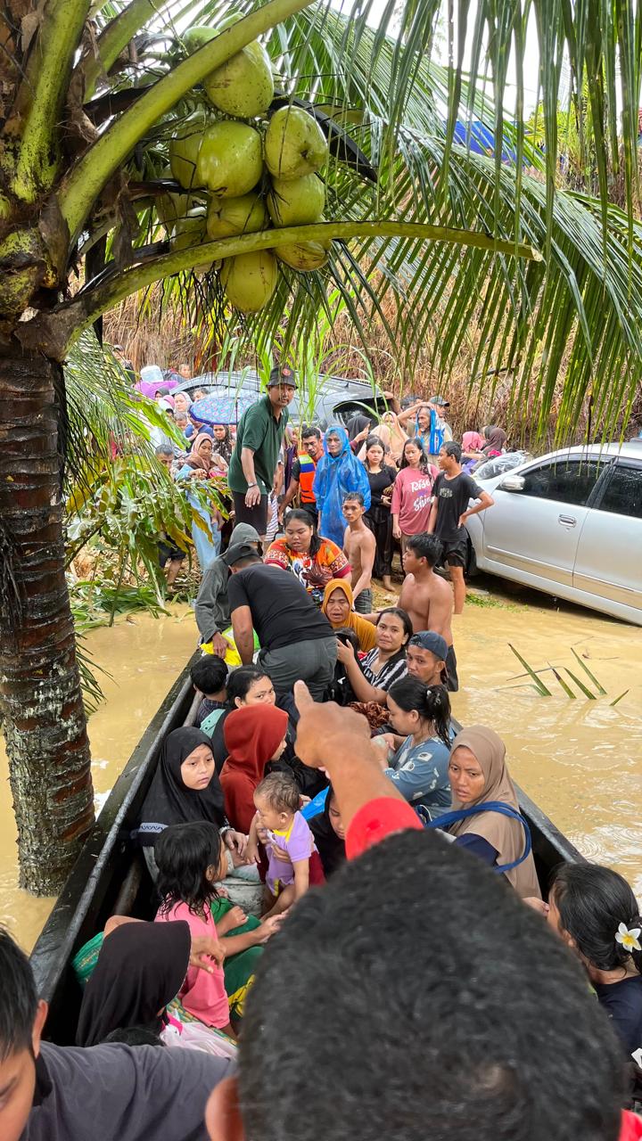 Kecamatan Bandar Pusaka Masih Terisolir, Warga Pengungsian Butuh Sembako