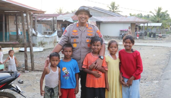 Kapolres Langkat Temui Anak-Anak Korban Banjir Desa Tapak Kuda