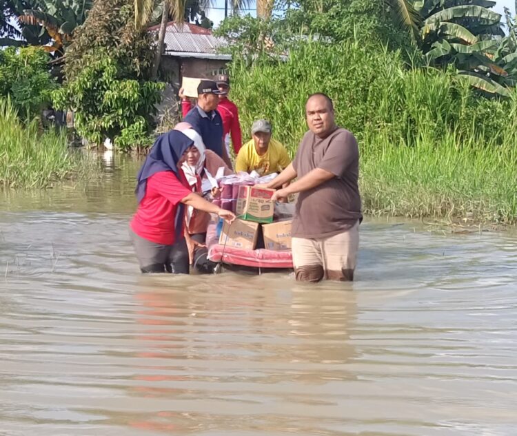 Pemerintah Kecamatan Pantai Labu Salurkan Bantuan Warga Paling Terdampak Banjir Di Dua Desa
