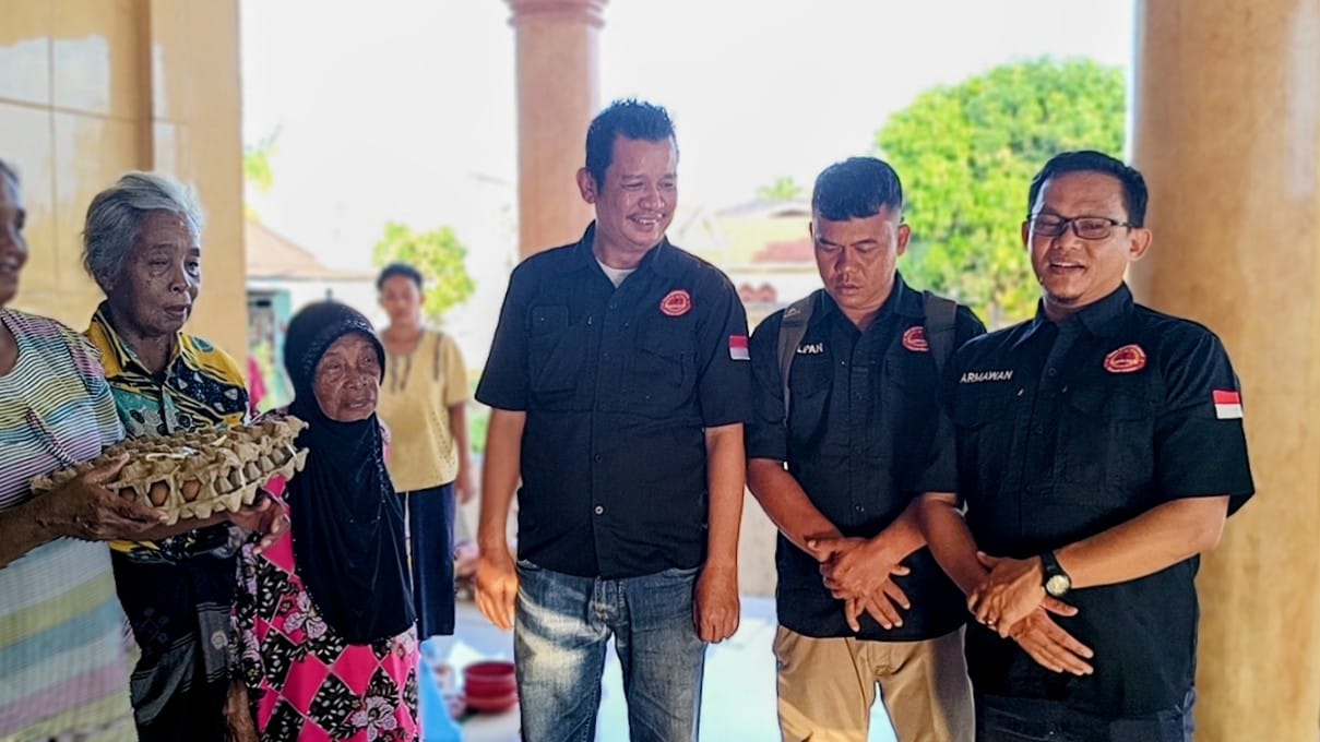 Forwakum Sergai Terobos Banjir, Lansia Menangis Haru Terima Bantuan Di Pengungsian