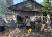 Polsek Babussalam Agara Bersihkan Rumah Warga Terdampak Banjir