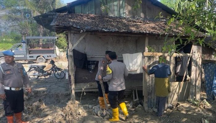Polsek Babussalam Agara Bersihkan Rumah Warga Terdampak Banjir