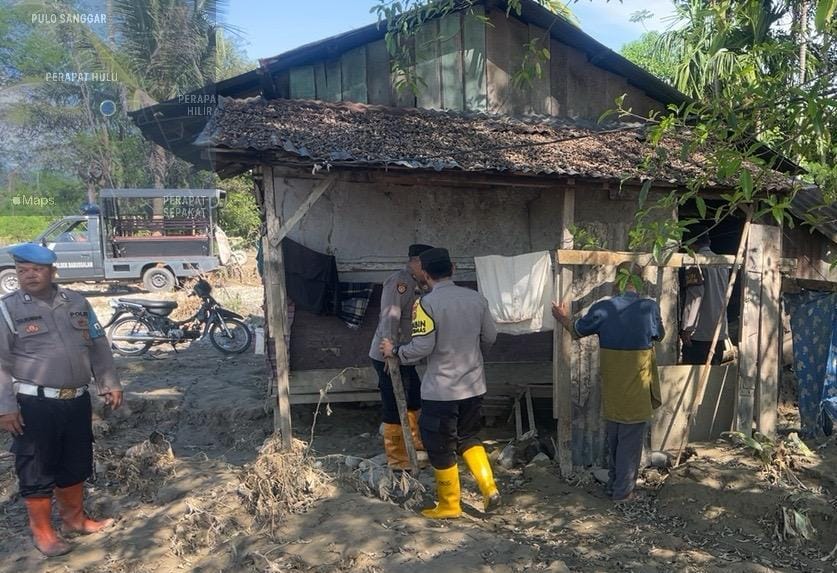 Polsek Babussalam Agara Bersihkan Rumah Warga Terdampak Banjir