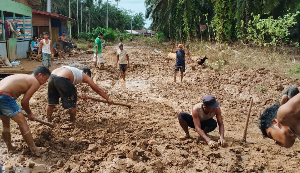 Akses Jalan Terputus, Korban Banjir Tapsel Bertahan Hidup Makan Ubi Dan Jagung