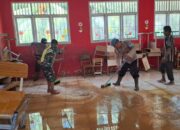 Polri Dan TNI Di Agara Turun Tangan Bersihkan Sekolah Terdampak Banjir