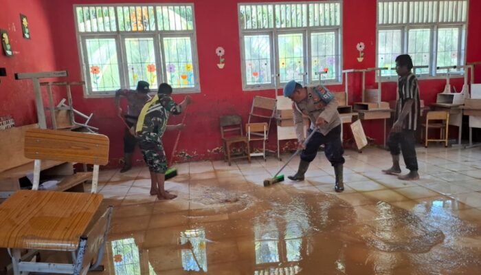 Polri Dan TNI Di Agara Turun Tangan Bersihkan Sekolah Terdampak Banjir