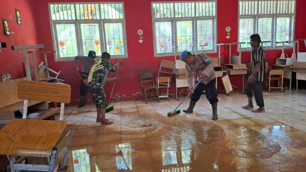 Polri Dan TNI Di Agara Turun Tangan Bersihkan Sekolah Terdampak Banjir