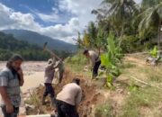Akses Terputus Dihantam Banjir, Kapolres Agara Turun Langsung Buka Jalan
