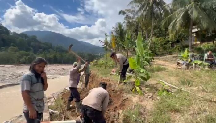 Akses Terputus Dihantam Banjir, Kapolres Agara Turun Langsung Buka Jalan