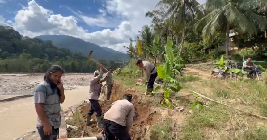 Akses Terputus Dihantam Banjir, Kapolres Agara Turun Langsung Buka Jalan