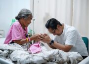 Rico Waas Jenguk Pasien Korban Banjir Di RS Hermina