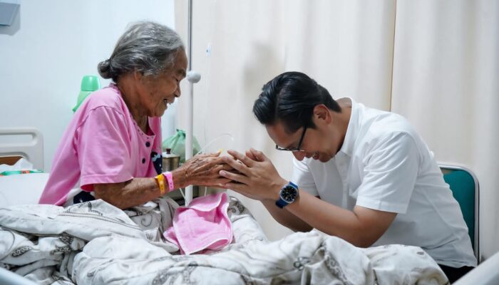 Rico Waas Jenguk Pasien Korban Banjir Di RS Hermina