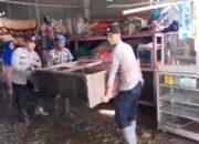 Personel Polsek Lawe Alas Agara Bersihkan Rumah Warga Terdampak Banjir