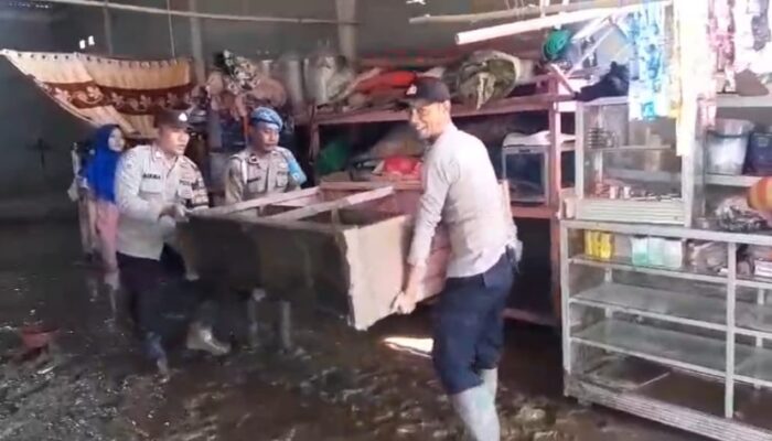 Personel Polsek Lawe Alas Agara Bersihkan Rumah Warga Terdampak Banjir