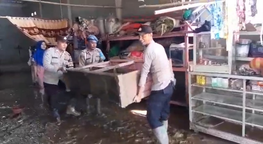 Personel Polsek Lawe Alas Agara Bersihkan Rumah Warga Terdampak Banjir