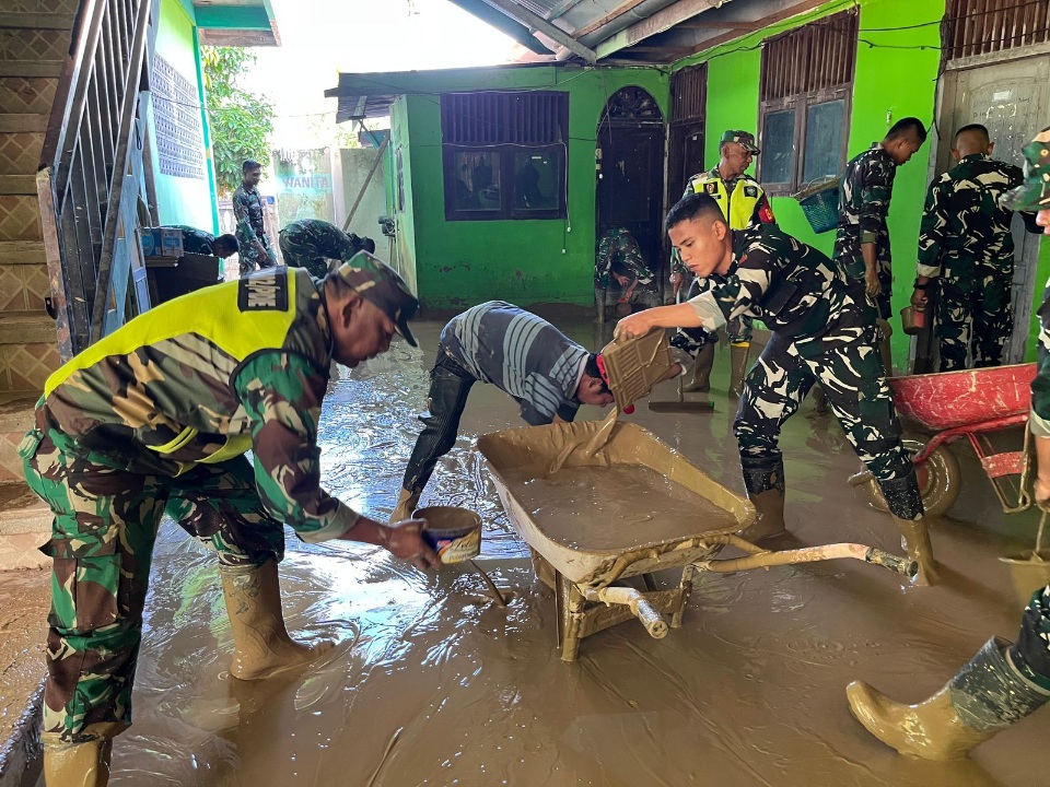 Yonif TP 857/GG Bersihkan Dayah Darul Jamil Al Zilzilah