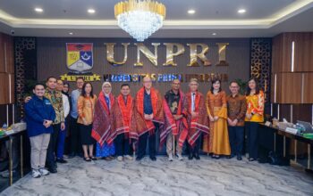 Rektor UNPRI Prof Dr Chrismis Novalinda Ginting MKes dan jajarannya foto bersama Tim Asesor Internasional IAAHEH, Prof. Dr. dr. Dedi Afandi, DFM., Sp.FM., Subsp. EM(K)., MM., MARS. (Ketua), Dr. dr. Soegianto Ali, M.Med.Sc., Dr. dr. I Gusti Putu Suka Aryana, Sp.PD-K Ger, FINASIM, Dr. Abdul Razzak Bin Mohd Said, dr. Yudha Nurhantari, Ph.D., Sp.FM-K SBM.
