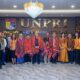 Rektor UNPRI Prof Dr Chrismis Novalinda Ginting MKes dan jajarannya foto bersama Tim Asesor Internasional IAAHEH, Prof. Dr. dr. Dedi Afandi, DFM., Sp.FM., Subsp. EM(K)., MM., MARS. (Ketua), Dr. dr. Soegianto Ali, M.Med.Sc., Dr. dr. I Gusti Putu Suka Aryana, Sp.PD-K Ger, FINASIM, Dr. Abdul Razzak Bin Mohd Said, dr. Yudha Nurhantari, Ph.D., Sp.FM-K SBM.