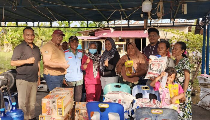 Prihatin Korban Banjir, Dahnil Ginting Bantu Sembako Di Tanjung Rejo