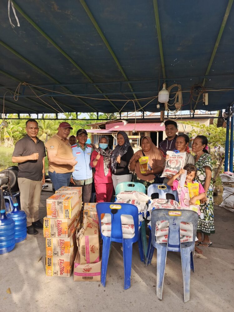 Prihatin Korban Banjir, Dahnil Ginting Bantu Sembako Di Tanjung Rejo