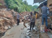 Bhabinkamtibmas Dan Babinsa Bantu Warga Bersihkan Material Longsoran Di Sibolga