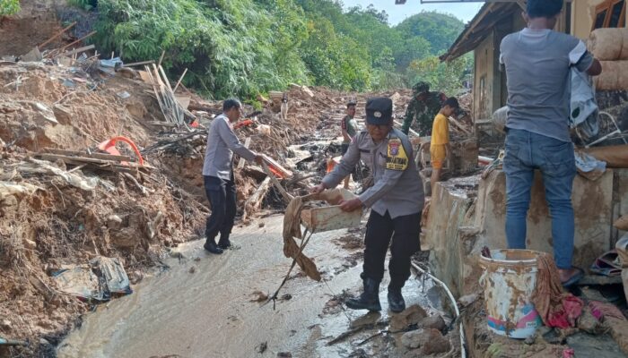 Bhabinkamtibmas Dan Babinsa Bantu Warga Bersihkan Material Longsoran Di Sibolga
