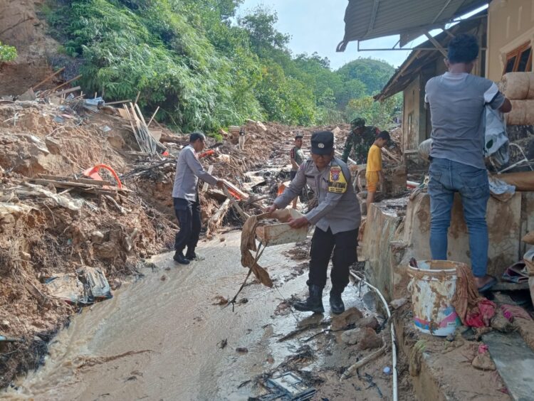 Bhabinkamtibmas Dan Babinsa Bantu Warga Bersihkan Material Longsoran Di Sibolga