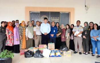 Kepala Badan Karantina Indonesia, Sahat Manaor Panggabean, didampingi Kepala Karantina Sumatera Utara, N. Prayatno Ginting, menyerahkan langsung bantuan senilai Rp176 juta kepada 94 pegawai Karantina Sumatera Utara yang terdampak, termasuk pegawai purnabakti. Bantuan tersebut mencakup sembako, pakaian, selimut, susu, popok bayi, dan kebutuhan dasar lainnya. Kehadiran Kepala Barantin menjadi simbol komitmen dalam memastikan pegawai tetap mendapatkan dukungan penuh di tengah bencana.