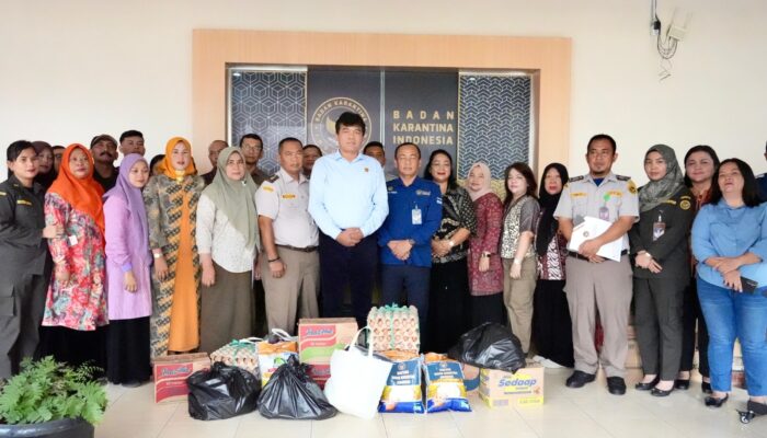 Barantin Salurkan Bantuan Untuk Pegawai Terdampak Bencana Di Sumatera