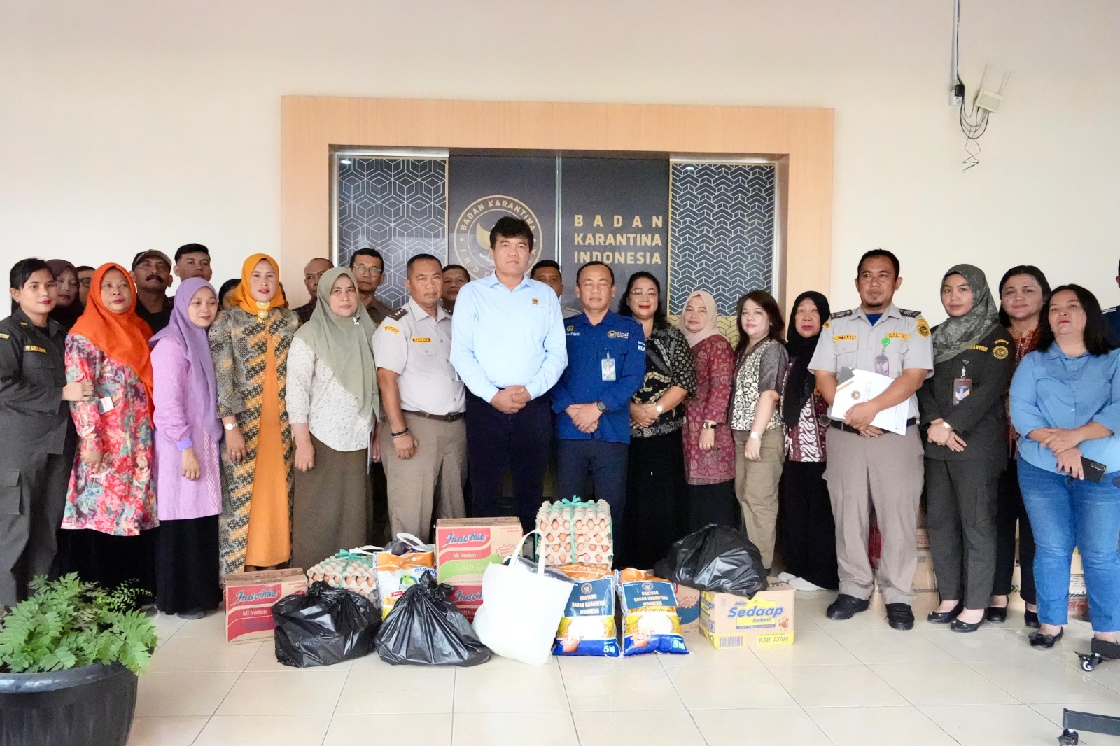 Barantin Salurkan Bantuan Untuk Pegawai Terdampak Bencana Di Sumatera