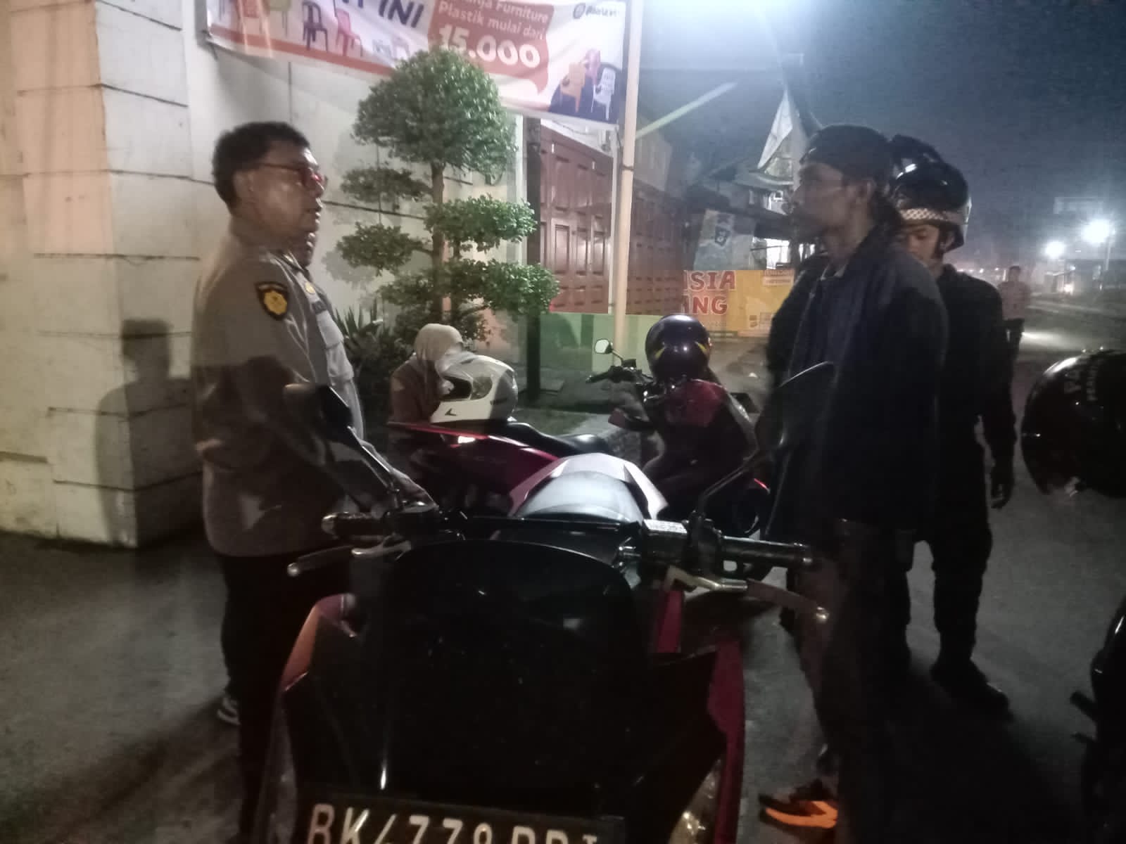 Tim Samapta Polsek Sunggal Bantu Warga Yang Mengalami Kerusakan Kendaraan