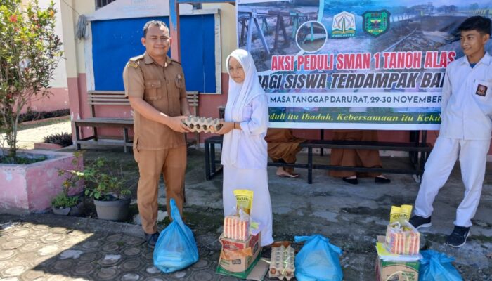 SMAN 1 Tanoh Alas Bantu Sembako Dan Alat Tulis Siswa Terdampak Banjir