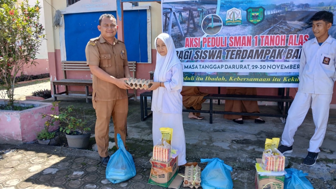 SMAN 1 Tanoh Alas Bantu Sembako Dan Alat Tulis Siswa Terdampak Banjir