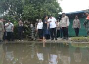 Pastikan Pelayanan, Bupati Dan Ketua TP PKK Deliserdang Tinjau Lokasi Banjir Di Desa Sugiharjo