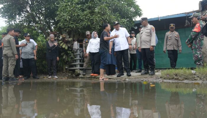 Pastikan Pelayanan, Bupati Dan Ketua TP PKK Deliserdang Tinjau Lokasi Banjir Di Desa Sugiharjo
