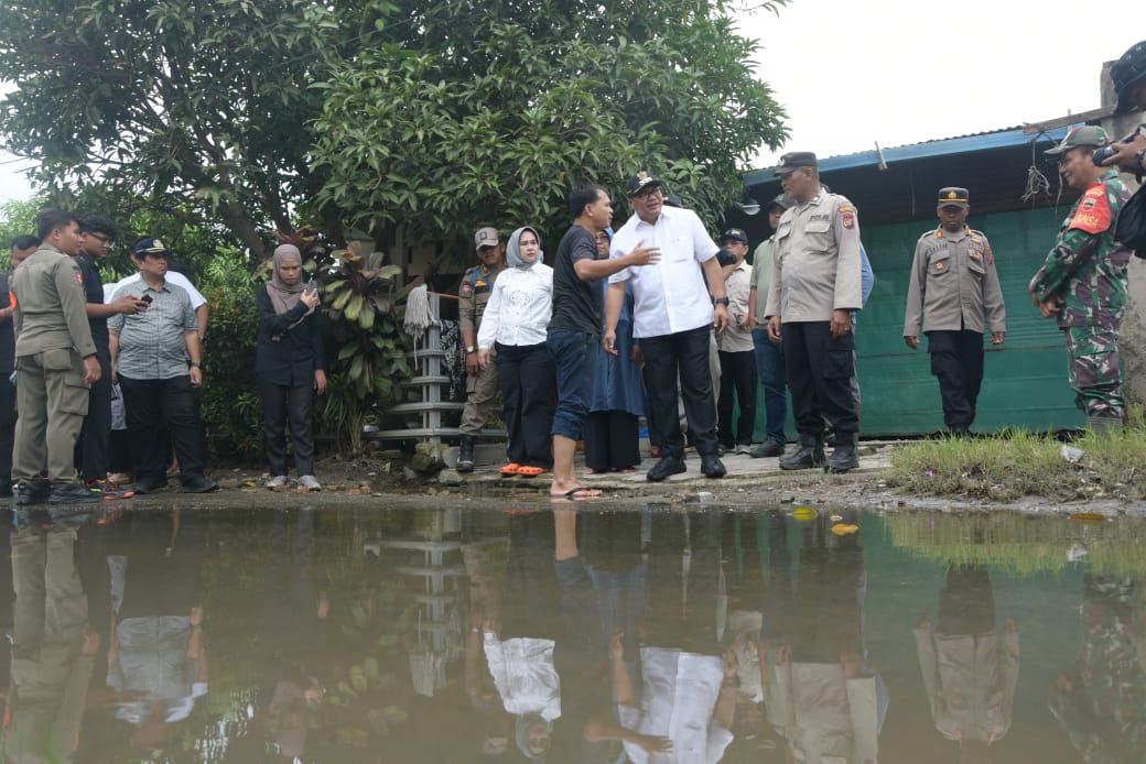Pastikan Pelayanan, Bupati Dan Ketua TP PKK Deliserdang Tinjau Lokasi Banjir Di Desa Sugiharjo