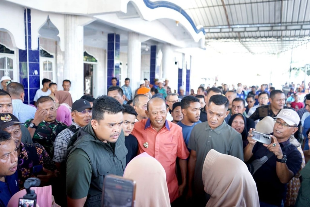 Gubsu Bersama Bupati Langkat Tinjau Jembatan Putus Di Hinai, Temui Korban Banjir