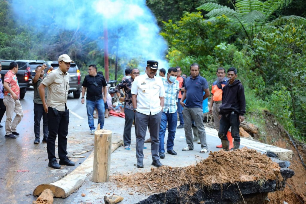 Bupati Madina Minta Pemprov Sumut Segera Tangani Jalan Amblas Jembatan Merah-Muarasoma