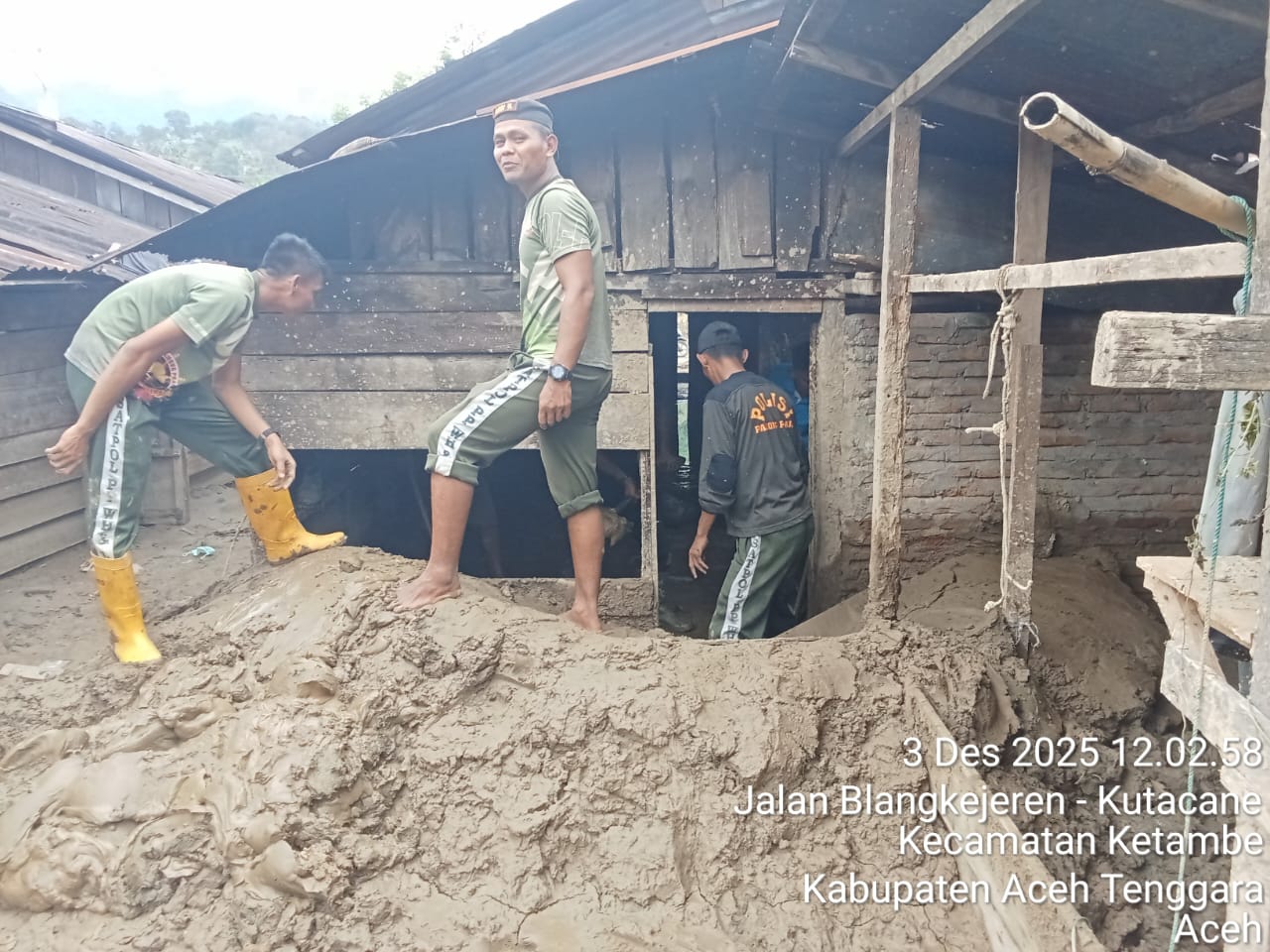 Satpol PP, WH Dan Linmas Aceh Tenggara Kerja Bakti Bantu Warga Terdampak Banjir