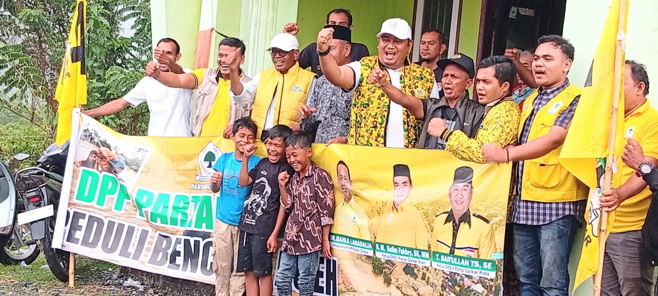 Golkar Pidie Terobos Hujan,Bantu Warga Blang Pandak