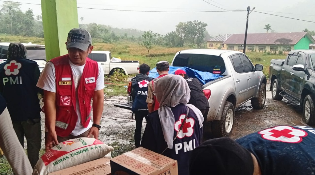 PMI Pidie Salurkan Bantuan Warga Terdampak Banjir Blang Pandak