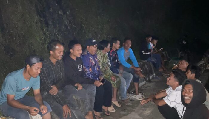 Anggota DPR Muslim Ayub Tidur Di Lokasi Banjir