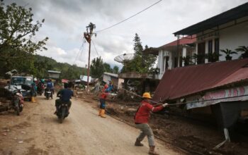 PT PLN (Persero) berhasil memulihkan sistem kelistrikan Sumatra Barat pascabencana banjir dan tanah longsor yang terjadi akhir November lalu. Berkat kerja keras tim di lapangan, listrik wilayah Sumatra Barat pulih 100% setelah Kabupaten Agam sebagai wilayah terdampak terakhir berhasil dinyalakan pada Jumat (5/12) pukul 17:53 WIB.