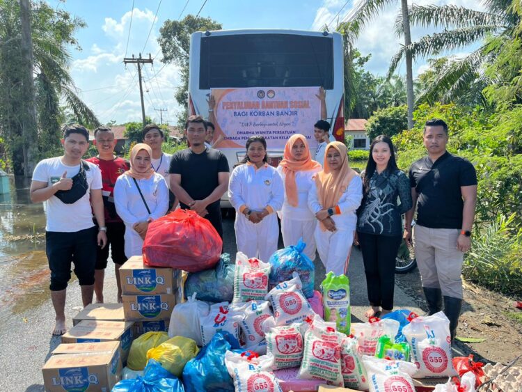 Dharma Wanita Lapas Kelas IIA Binjai Serahkan Bantuan Sosial Bagi Korban Banjir Di Langkat