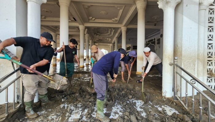 Kemenag Aceh Kerahkan Relawan Bersihkan Masjid Dan Madrasah Terendam Banjir