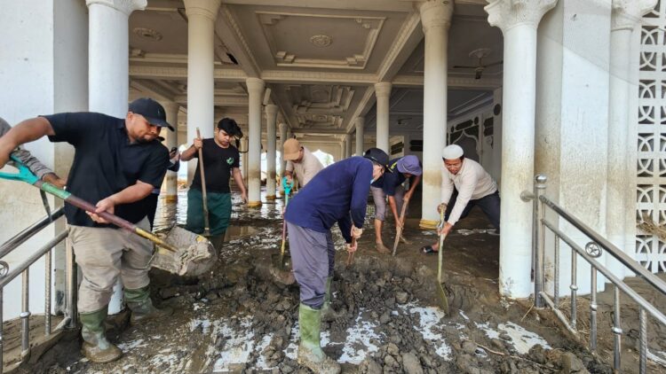 Kemenag Aceh Kerahkan Relawan Bersihkan Masjid Dan Madrasah Terendam Banjir