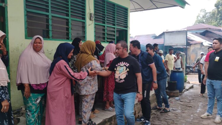 Ketua DPRD Sibolga Dan Bakhtiar Ahmad Sibarani Santuni Korban Longsor Di Jalan Murai