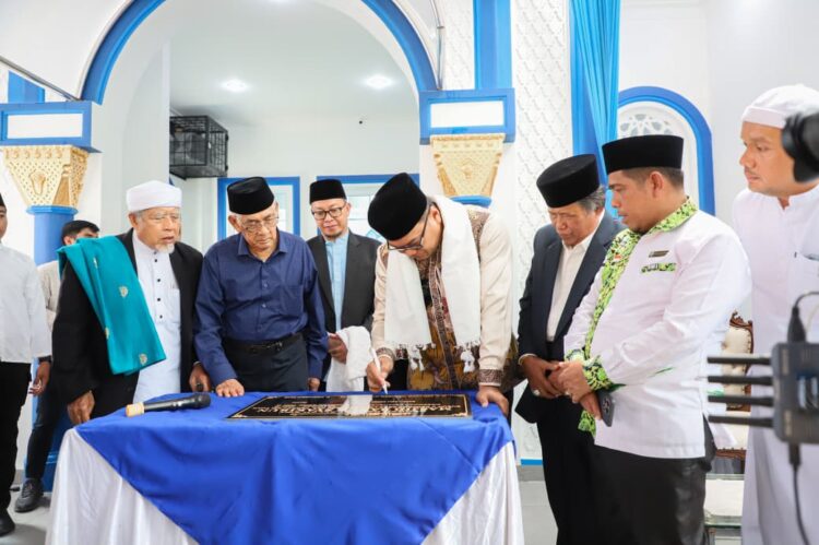 Asri Ludin Tambunan Resmikan Masjid Banun Syakirun Di Percut Seituan