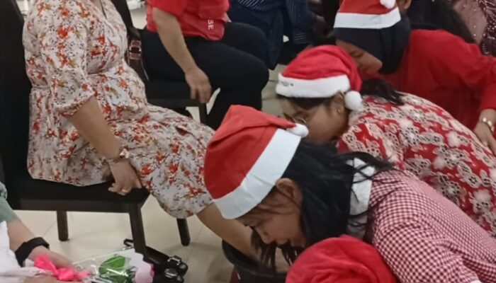 Anak Berkebutuhan Khusus Basuh Kaki Orangtua Di Perayaan Natal Dan Hari Ibu Sekolah Alam Medan