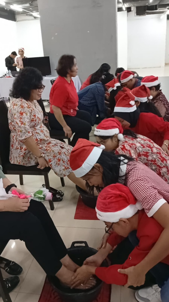 Anak Berkebutuhan Khusus Basuh Kaki Orangtua Di Perayaan Natal Dan Hari Ibu Sekolah Alam Medan